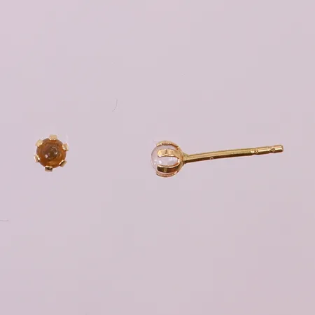Ett par örhängen med vita stenar, ca Ø3mm, saknar en snurrebuss, 18K  Vikt: 0,5 g