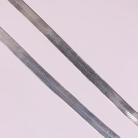 Collier, ca 46cm, bredd 5mm, mindre ojämnheter på länk. 925/1000 silver  Vikt: 14,8 g