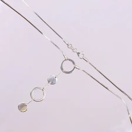 Kedja med integrerat hänge, ca 40cm, bredd 1mm, hängets mått 60x12mm. 925/1000 silver  Vikt: 7,3 g