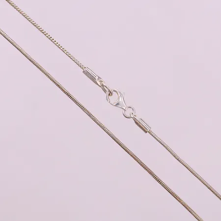 Kedja ormlänk, ca 45cm, bredd 1mm, ojämnheter på länk. 925/1000 silver Vikt: 5,3 g