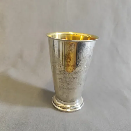 Pokal med förgylld insida, höjd ca 11,5cm, Ø7,5cm, gravyr, 830/1000 silver  Vikt: 103,8 g