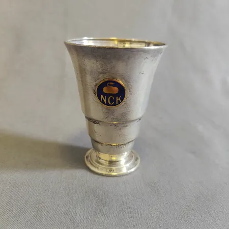 Pokal med blått emblem, höjd 8cm, Ø6cm, GAB. 830/1000 silver Vikt: 51,4 g
