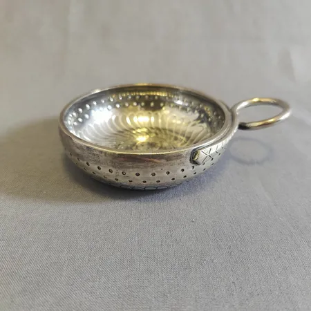 Vinprovningskärl med hänkel, höjd ca 2,5cm, Ø8,4mm. 830/1000 silver Vikt: 107,9 g