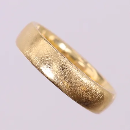 Ring med räfflad yta, stl: 18, bredd 5mm, 18K.   Vikt: 6,8 g