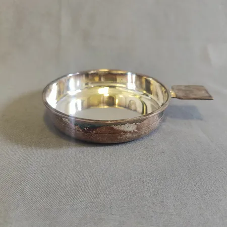 Vinprovningskärl med hänkel, höjd ca 2cm, Ø10cm, W.A Bolin, Stockholm 1951. 830/1000 silver  Vikt: 99,4 g