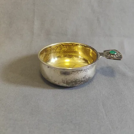 Vinprovningskärl med grön sten i hänkel, höjd ca 3,5cm, Ø9cm, Markströms Guldsmed, Uppsala 1954. 830/1000 silver  Vikt: 86,5 g