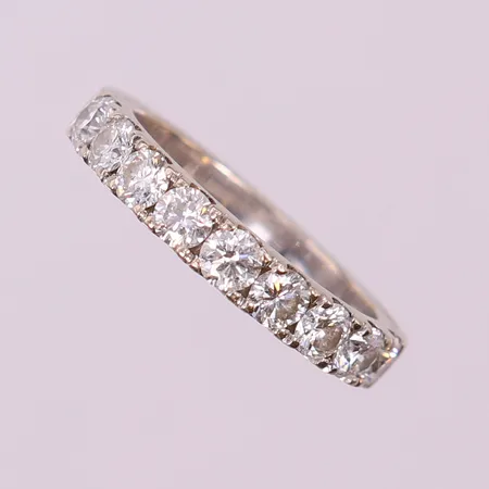 Ring med briljantslipade diamanter 9 x ca 0,10ct, tot ca 0,90ctv, ca TW-W(G-H)/VS-SI, stl: 16½, bredd 3,5mm, behov av omrodering, vitguld 18K.  Vikt: 4,8 g
