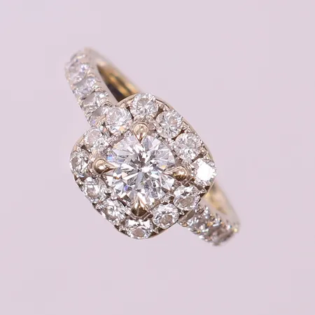 Ring med briljantslipad diamant 1 x 0,70ct, TW(F)/SI2, EX/EX/EX, enligt GIA certifikat, lasergraverad, rapport-nr: 6255578036, samt 24 briljantslipade diamanter ca 1,15ctv enligt gravyr, ca TW-W(G-H)VS-SI, tot ca 1,85ctv, stl: 16½, bredd 2,6-10,5mm, väderingsintyg Kaplans 2017, Kvitto Eli Adam Jewelry 2017, behov av omrodering, vitguld 18K vikt: 5,1g 