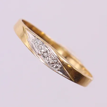 Ring med diamant 1 x ca 0,005ct, stl: 17¾, bredd 3mm, diamant med skador, sitter snett i fattning, 18K. Vikt: 0,9 g