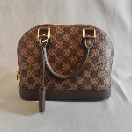 Väska, Louis Vuitton Alma BB, Damier Ebene Canvas, mått ca 24x17x11cm, modell-nr:N41221, avtagbar axelrem, lås och nycklar, dustbag, orderkvitto från Louis Vuitton Birger Jarlsgatan 2022, originalkartong, nyskick. 