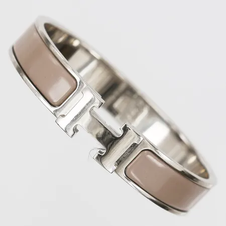 Armband Hermés Clic Clac, silverfärgad metall med beige emalj, ca 60x50mm, bredd 12mm, märkt Hermes ST 1201 Made in France, repor, dustbag, etui.  Vikt: 0 g
