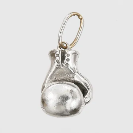 Hänge i form av en boxningshandske med monogramgravyr, höjd inkl. ögla: 30 mm, bredd: 14 mm, 14K vitguld. Vikt: 15,6 g