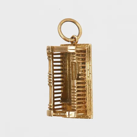 Hänge i form av Akropolis, höjd inkl ögla: 29 mm, bredd: 11 mm, 18K guld. Vikt: 4 g
