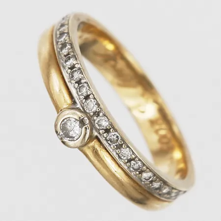 Ring med diamanter totalt 0,30 enligt gravyr, stl: 18, bredd: 4 - 5 mm, gravyr, 18K guld. Vikt: 4,1 g