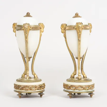 Ett par Cassoletter, Louis XVI-stil, 1800-talets andra hälft, förgylld brons och marmor, dekor av bockhuvuden, höjd: ca 20cm, något instabila/behov av att skruvas åt, åldersbetingat slitage, nagg, lagning. Skickas med postpaket.