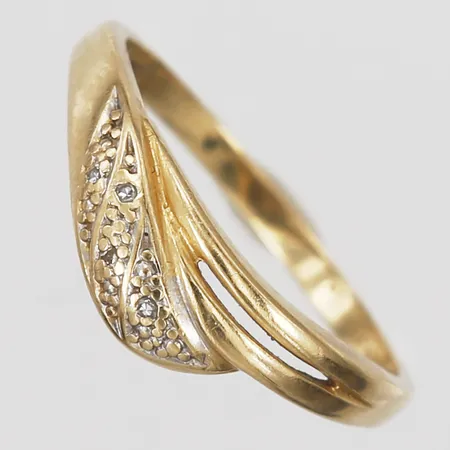 Ring med diamanter, totalt 0,03ct enligt gravyr, stl: 18¼, bredd: 2 - 6 mm, 18K guld. Vikt: 2,6 g
