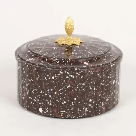 Smörask med lock, porfyr, Empire, 1800-talets första hälft, rund fasetterad form, lockknopp av förgylld brons, Ø12,5cm, höjd: ca 11cm, åldersbetingat slitage, några mindre nagg.  Skickas med postpaket.