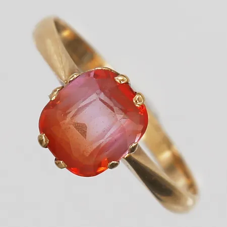 Ring med röd sten, stl: 17½, bredd: 2 - 9 mm, 18K guld. Vikt: 2 g