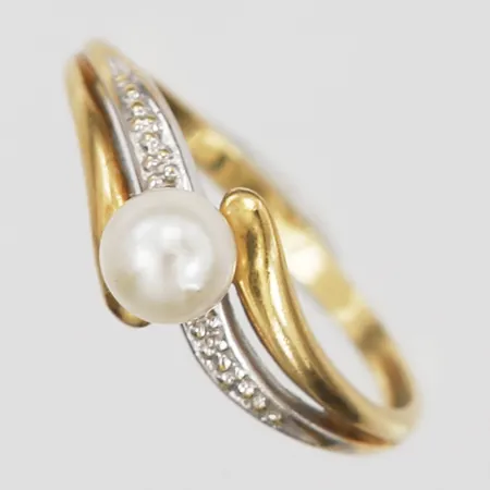 Ring med odlad saltvattenpärla Akoya, stl: 16½, bredd: 1,5 - 7 mm, 18K guld. Vikt: 1,5 g