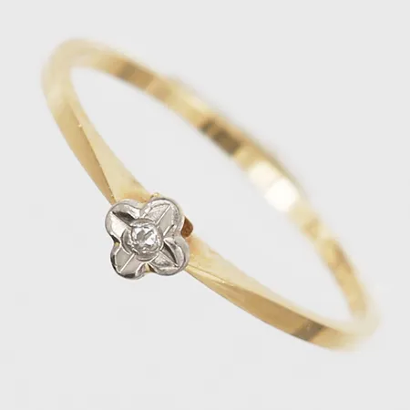 Ring med diamant 1 x ca 0,005 ct, stl: 16½, bredd: 1 - 4 mm, 18K guld. Vikt: 1,2 g