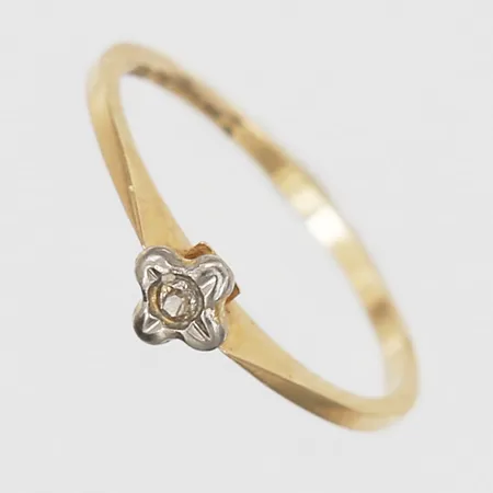 Ring med diamant 1 x ca 0,005 ct, stl: 15, bredd: 1 - 4 mm, 18K guld. Vikt: 1 g