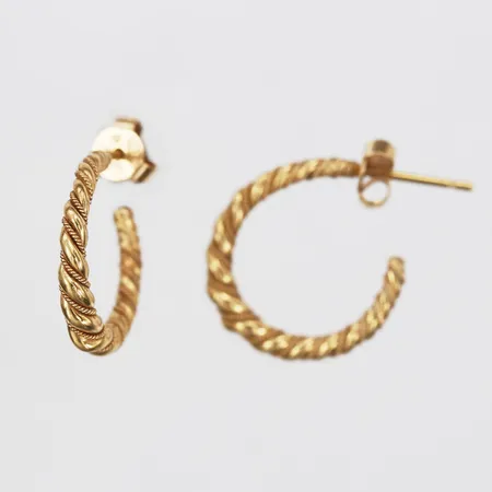 Ett par örhängen, Ø 18 mm, bredd: 2 - 3 mm, 18K guld. Vikt: 5,6 g