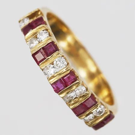 Ring med rubiner samt diamanter 9 x ca 0,03 ct, stl: 16¼, bredd: 3 - 4 mm, sten saknas, 18K guld. Vikt: 3,1 g