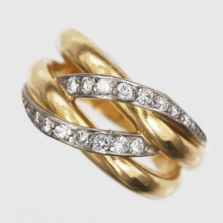 Ring med diamanter, totalt ca 0,26ctv enligt gravyr, tvåfärgad, Heribert Engelbert AB, Stockholm år 1990, stl: 15¼, bredd: 4 - 10 mm, 18K guld. Vikt: 5,4 g