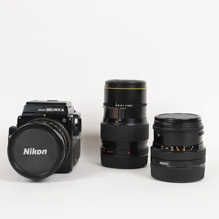 Kamera Bronica SQ-Ai, servicebehov/behov av batteribyte, serienummer 1501102, med objektiv 1:2.8 f=80, linsskydd, objektiv 1:3.5 f=50mm, linsskydd samt objektiv 1:4.5 f=200mm, ej funktionstestad, slitage, optik med ytliga repor. 
