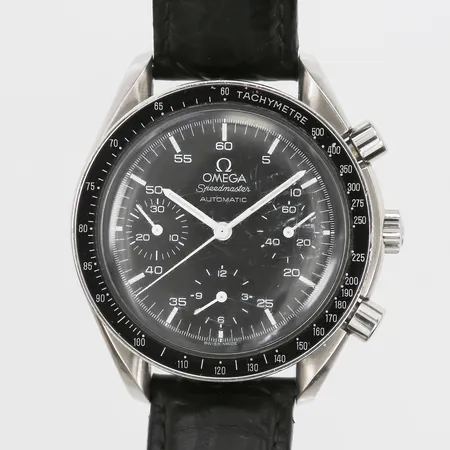 Herrur Omega Speedmaster reduced, stål, automatisk, Ø39mm, plexiglas (repigt)läderband, kaliber 3220 A, serie-nr:57.988.714, boett-nr 175.0032, inga tillbehör.