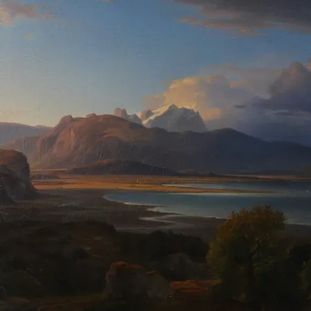 Tavla, olja på duk, Christian Morgenstern, landskap med sjö, signerad och daterad 1836, ca 86x66cm, duk med krackelyr samt färgbortfall, ramskador med dekorbortfall/lagning, transportlåda medföljer.  Specialfrakt, kontakta pantbankskontoret för mer information.