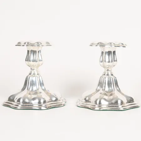 Ett par ljusstakar, C. G. Hallbergs Guldsmedsaktiebolag, Stockholm år 1958, höjd: 12 cm, Ø 8 - 13 cm, fyllda, silver. Bruttovikt: 992,4g Vikt: 0 g