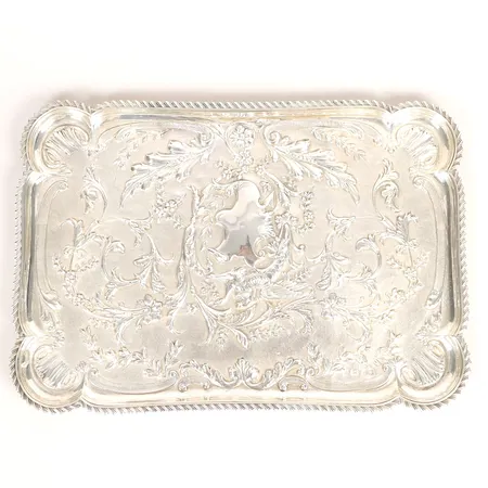 Bricka med organisk dekor i relief, A. & J. Zimmerman, Birmingham, England, år 1903, längd: ca 32 cm, bredd: ca 22 cm, höjd: ca 1,5 cm, 925/1000 silver. Vikt: 375,3 g