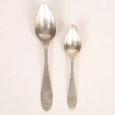 Två skedar, 1800-talets första hälft, familjevapen, silver. Vikt: 102,8 g