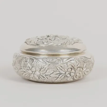 Dosa med lock, blomsterdekor i relief, invändig förgyllning, höjd: ca 5 cm, Ø ca 9 cm, 900/1000 silver. Vikt: 116 g