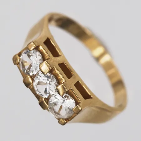 Ring med vita stenar, stl: 18, bredd: 2 - 7 mm, 18K guld. Vikt: 4,6 g