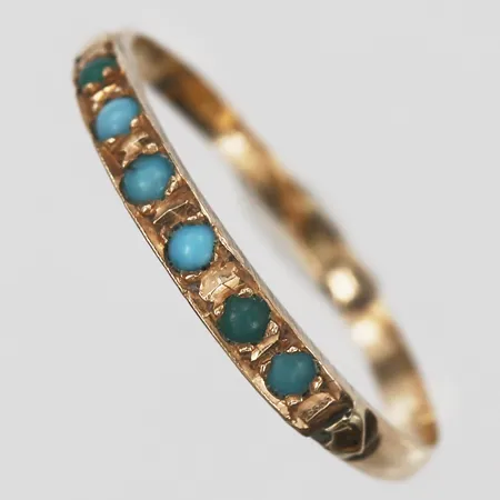 Ring med turkosa stenar, stl: 18, bredd: 2 - 2,5 mm, förminskad, 14K guld. Vikt: 1,1 g
