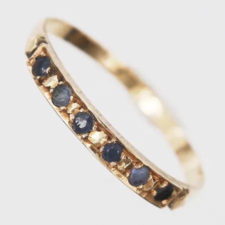 Ring med blå stenar, stl: 18, bredd: 1,5 - 2,5 mm, saknar stämplar, slitage, 14K guld. Vikt: 1,3 g