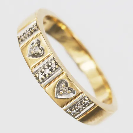 Ring med diamanter 11 x ca 0,005ct, GHA, stl: 17, bredd: 3 - 5 mm, 18K guld. Vikt: 4,7 g