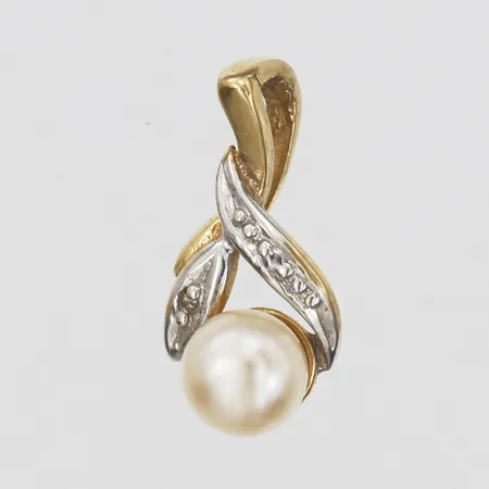 Hänge med odlad saltvattenpärla samt diamant 1 x ca 0,005ct, tvåfärgat, höjd: 16 mm, bredd: 8 mm, 18K guld. Vikt: 1,1 g