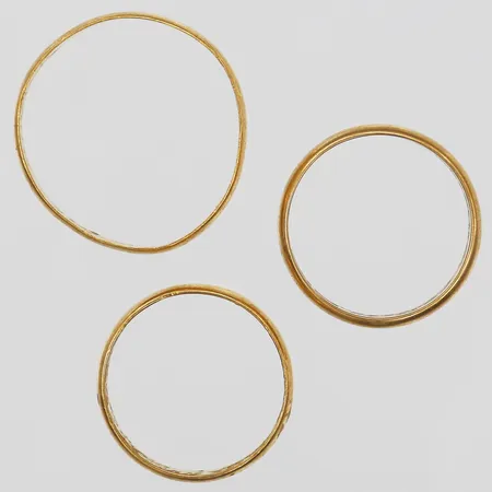 Tre ringar, gravyr, slitage, 23K guld. Vikt: 12,2 g