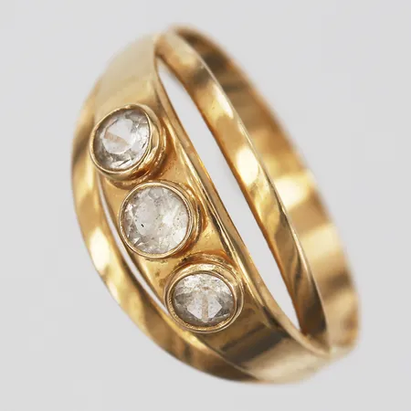 Ring med vita stenar, stl: 18, bredd: 3 - 10 mm, 18K guld. Vikt: 2,3 g