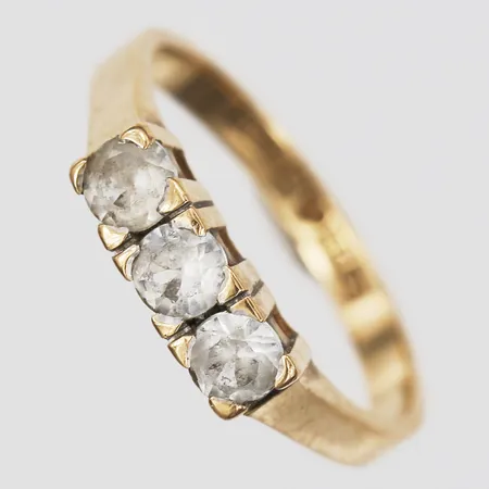 Ring med vita stenar, K. G. Markströms Guldsmedsaktiebolag, Uppsala år 1968, stl: 19, bredd: 3 - 4 mm, 18K guld. Vikt: 4,5 g