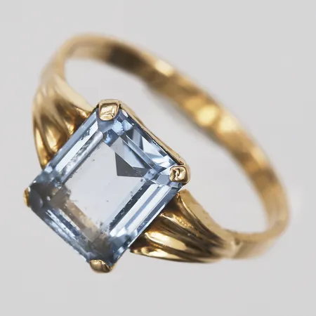 Ring med blå sten, Gravör Och Guld G.Göransson AB, Linköping år 1963, stl: 19, bredd: 2 - 10 mm, skadad klo, sten lös i fattning, 18K guld. Vikt: 3,3 g