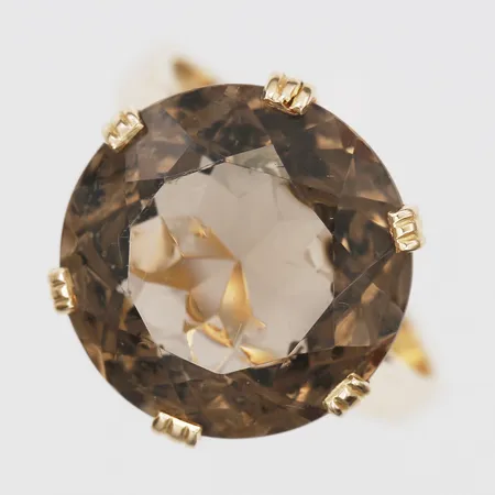Ring med brun sten,  K. G. Markströms Guldsmedsaktiebolag, Uppsala år 1967, stl: 18¼, bredd: 2,5 - 15 mm, 18K guld. Bruttovikt: 7,7g Vikt: 0 g
