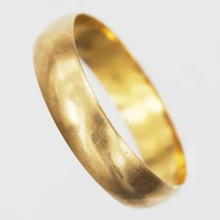 Ring, slät, stl: 18, bredd: 4,5 mm, gravyr, 18K guld. Vikt: 2,6 g