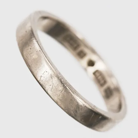 Ring, slät, stl: 19¼, bredd: 4 mm, gravyr, slitage, 18K vitguld. Vikt: 6 g