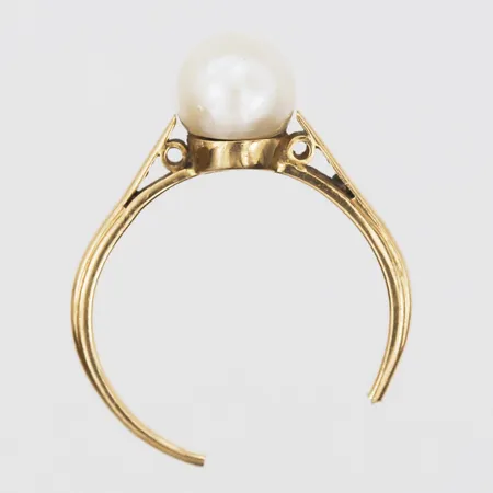Ring med odlad pärla, stl: 18½, bredd: 2 - 8 mm, gravyr, klippt skena, 18K guld. Vikt: 2,7 g