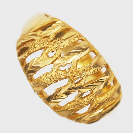 Ring med genombruten dekor, stl: 17½, bredd: 3,5 - 12 mm, 22K guld. Vikt: 4,7 g
