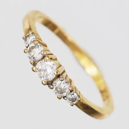 Ring med vita stenar, stl: ca 17, bredd: 2 - 4 mm, ojämn skena, 22K guld. Vikt: 3,3 g